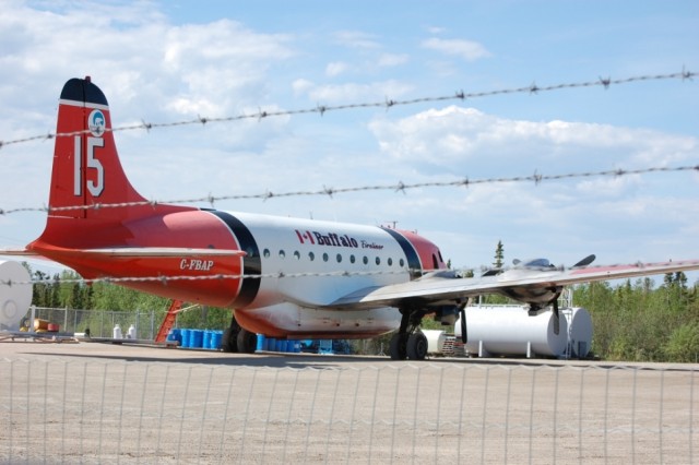 Water Bomber прилетел на пожары работать. предположительно опознан как DC-4