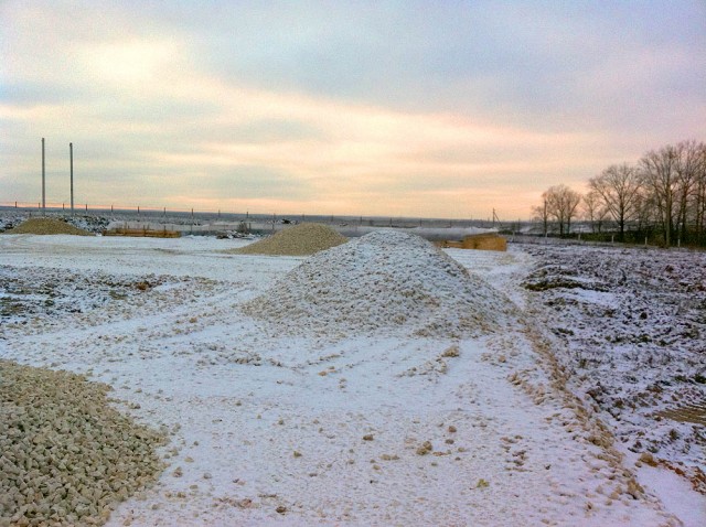 Плодородный слой почвы снят, площадка перрона и РД уже отсыпана песком и щебнем. Мелкая фракция (в кучах) будет класться в последнюю очередь непосредственно перед укладкой асфальта