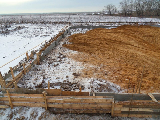 Фундамент постепенно обретает законченный вид, начинаются работы внутри периметра