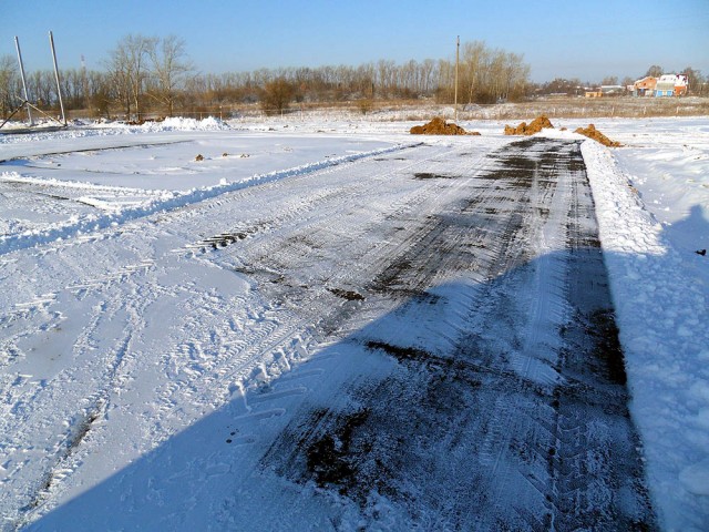 Снег да снег кругом. Площадку замело. Но дело сделано. Вот она - рулёжка от полосы до площадки &quot;Зенон&quot;