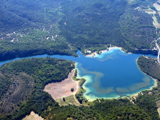 протока, соединяющая два озера<br />Retenue de Chaudanne и Lac de Castillon