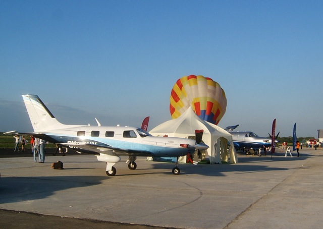 Звезды мероприятия Piper Meridian (гость из Европы) и Pilatus PC-12 (Представитель Ok-aviation Group)