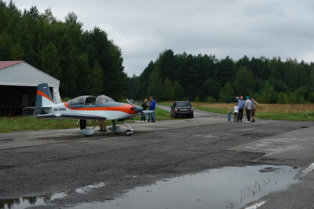 На следующий день часам к одиннадцати стал подтягиваться авианарод.