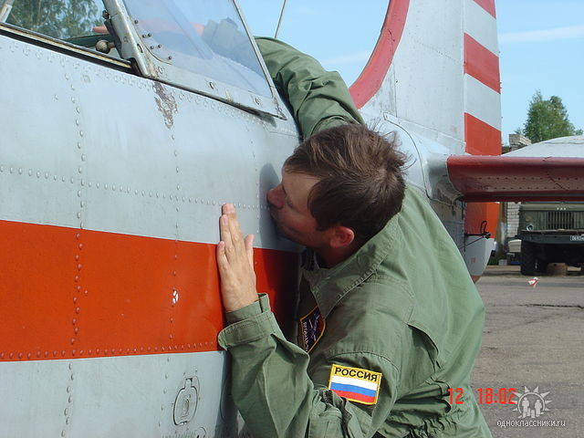Фото было сделано на аэродроме &quot;Смоленск-Южный&quot;, где в начале восьмедесятых  начался его путь в небо на Як-52. Сам Александр подписал снимок - &quot;Это любовь&quot; и поместил на своей страничке в социальной сети.