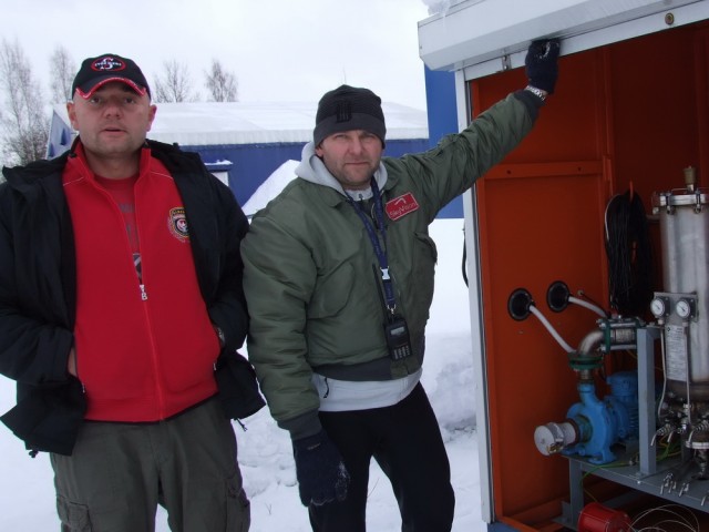 Саша показывает свою заправочную станцию авиационным бензином 100LL (скромно хвастается).