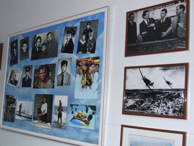 Такая подборка фотографий - вехи жизненного пути Саши - висела у него в комнате в ангаре, построенном в &quot;Смоленске-Южном&quot;. На данном снимке В правом углу есть фото в рамке - это инструкторы нашего аэроклуба, кто впервые учил Сашу летать (и меня, кстати, тоже).