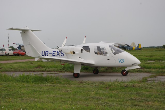 Прилетели на слёт 30-го июня, сразу за новинкой - самолётом V-24 Martlet. Сконструирован и изготовлен в Броварах, был признан лучшим самолётом слёта.