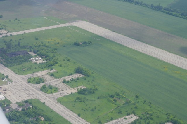 Путь домой. Зарастающий бурьяном Узин - когда-то один из крупнейших военных аэродромов.