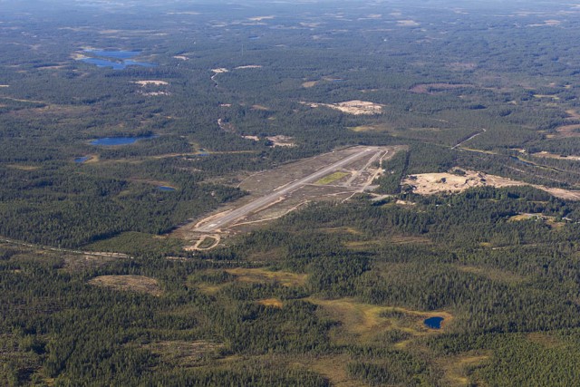 1_EFKM_sm.jpg (202.11 КБ) 9737 просмотров Аэродром Кемиярви (EFKM). Здесь некая компания занимается испытаниями беспилотников, бывает иногда закрыт. Что за беспилотники - сказать трудно, но официальная версия - для исследования полярных областей:)