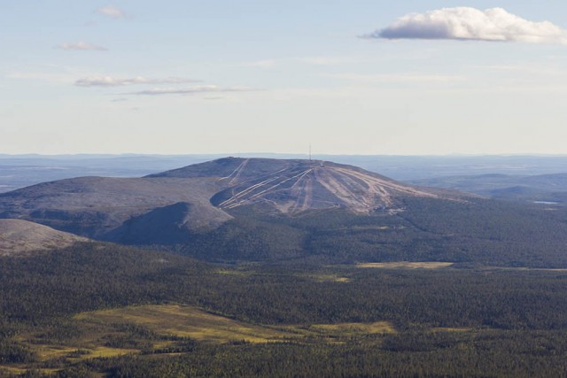 3_Levi_sm.jpg (102.89 КБ) 9737 просмотров Аэродром Киттиля оживает, в основном зимой, потому что находится с самым известным финским горнолыжным местом - Леви, где проводятся соревнования мирового уровня. Это горка Леви с одной стороны.