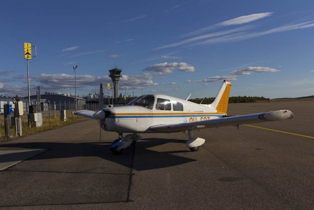 7_EFKT_sm.jpg (105.69 КБ) 9737 просмотров В Киттиля решил присесть, размять ноги, заправиться самому и заправить эроплан. Заправка Шелл, 100ЛЛ в наличии в колонке, принимающей оплату картами, даже английский язык есть. Но цена - 3.12 евро за литр. Поморщился, но залил по 30 литров в каждый бак - не то, чтобы было нужно, просто хотел проверить, что все работает.