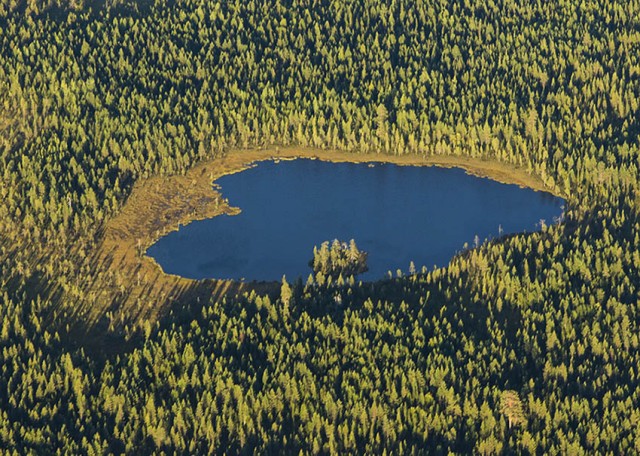 10_Heart_sm.jpg (241.66 КБ) 9737 просмотров Вот такое забавное озерко встретилось на пути.