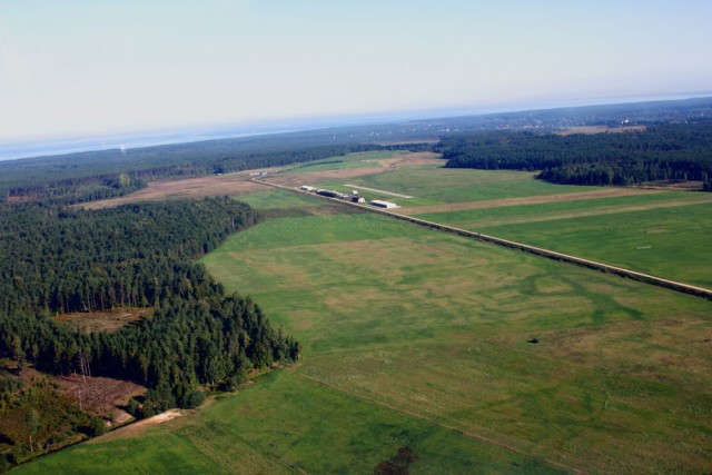 Вот и добрался до аэродрома Адажи. Разворачиваюсь на base RWY 33.