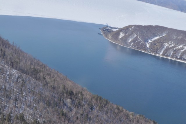 видно точку посередине реки, тот самый Шаман камень.