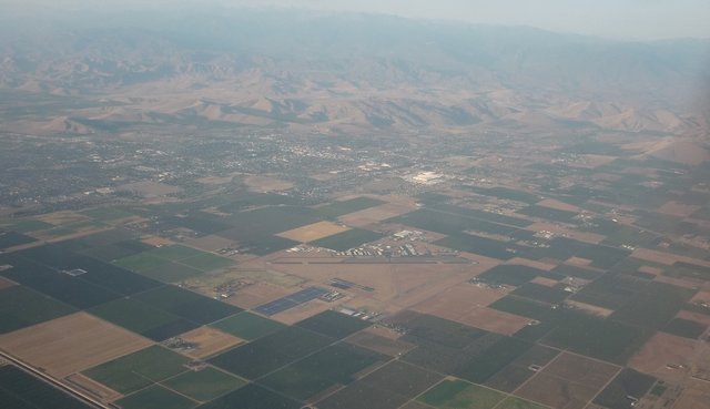 Типичная сельская Калифорния - поля, небольшие городки и приличные аэродромы.