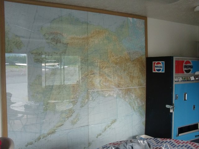 Большая карта Аляски облегчила оперативное планирование.