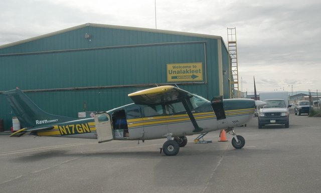 Cessna 207 готовится к вылету.
