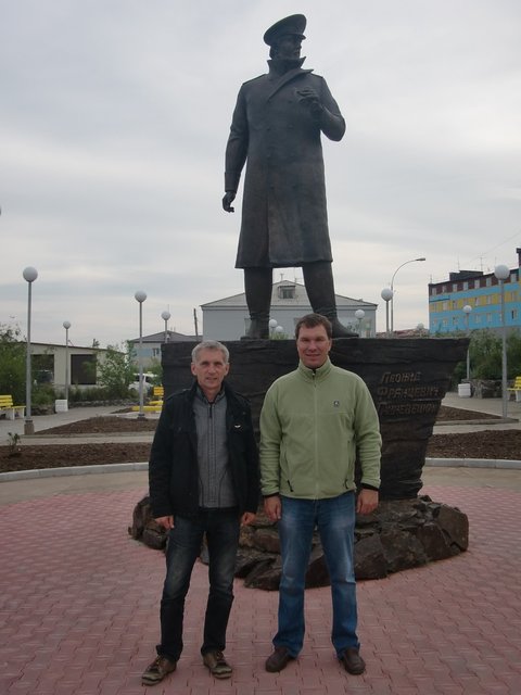 Памятник Леониду Фра́нцевичу Гриневе́цкому - основателю Ново-Мариинска, который сейчас зовётся Анадырем. Справа от меня Александр, тоже любитель авиации, в квартире которого мы жили несколько дней.