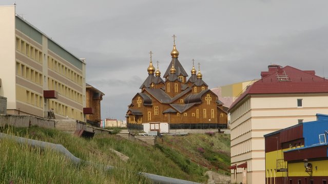 Центр местной епархии. Можно только предполагать, во что обошлось строительство такого храма в таком месте - все брёвнышки привозные.