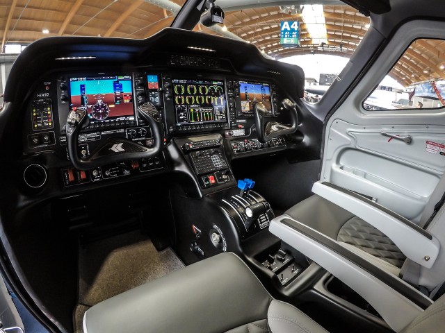 3. P2012_cockpit00.jpg