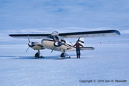 Нашим главным самолетом, который использовался для наших аэрофотосъемок, был Dornier Do 28 (здесь CF-HBD показан на лыжах / колесах в Resolute Bay Airport). Его уникальный дизайн с высокорасположеным крылом без подкосов, большими обзорными окнами и двумя двигателями в сочетании с возможностями STOL (короткий взлет и посадка) сделали его идеальным арктическим летательным аппаратом.