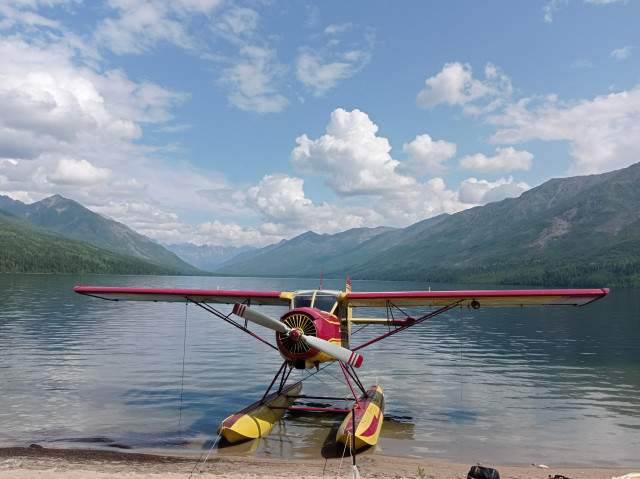 PZL-101A на озере в горах.jpg