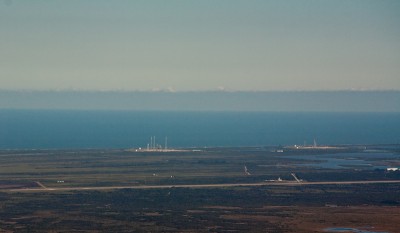 В далеке видно базу NASA, откуда запускают космические леталки
